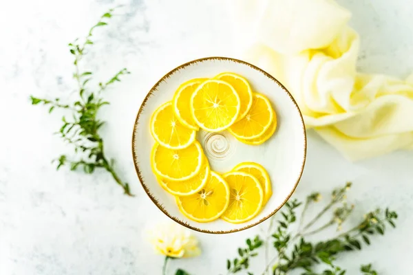 Limones Brillantes Rodajas Plato Blanco — Foto de Stock