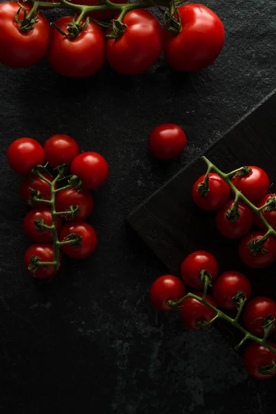 Tomates Cereja Fundo Escuro — Fotografia de Stock