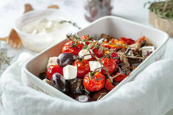 Salad Dengan Sayuran Panggang Dan Keju Dalam Mangkuk — Stok Foto