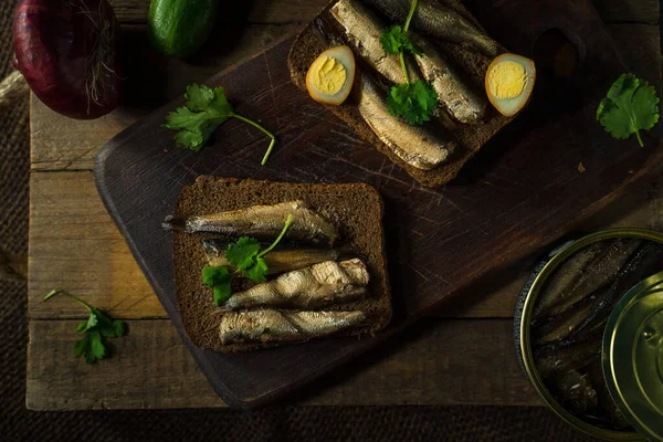 Sprats Aux Herbes Sur Pain Brun — Photo