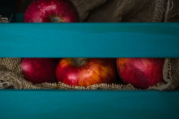 蓝色木箱中的红苹果 — 图库照片