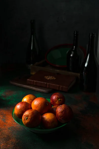 深色背景下的红色镰刀橙 — 图库照片