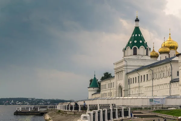 Kostroma, Rusya - 27 Temmuz 2017: Volga Nehri 'nin Ipatievsky Manastırı yakınlarındaki dolumu 