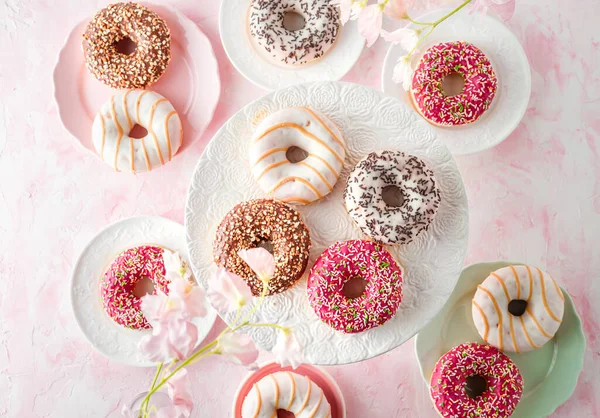 Verschiedene Glasierte Donuts Auf Rosa Hintergrund — Stockfoto