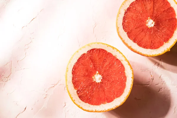 Krájené Červené Grapefruit Růžovém Pozadí — Stock fotografie