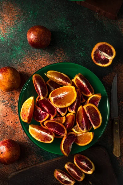 Laranjas Fatiadas Doces Fundo Escuro — Fotografia de Stock Grátis