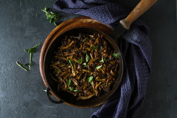 Champignons Frits Aux Herbes Dans Une Poêle — Photo gratuite