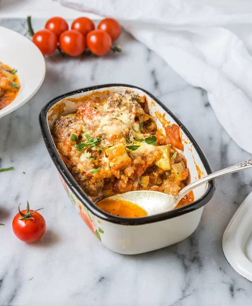 Caçarola Legumes Caseiro Tomates Frescos Fundo Mármore — Fotos gratuitas