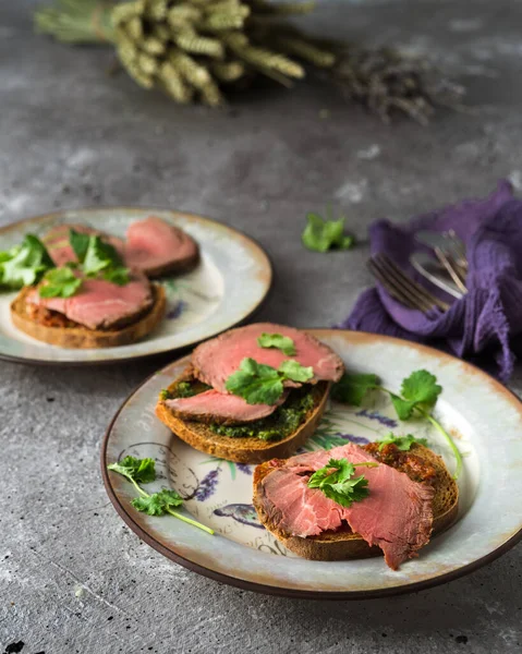 Sandwich Dengan Daging Dan Herbal Piring — Stok Foto