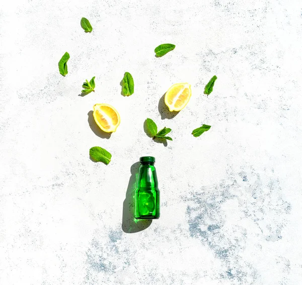 Botella Vidrio Verde Con Rodajas Limón Hojas Menta — Foto de Stock