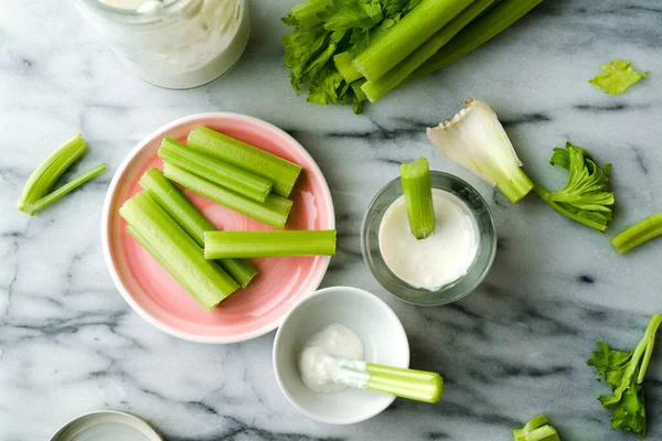 Selleripinnar Och Yoghurtsås — Gratis stockfoto