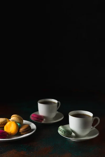Kopjes Met Thee Koffie Koekjes Donkere Achtergrond — Stockfoto
