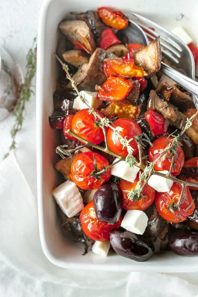 Salad Dengan Sayuran Panggang Dan Keju Dalam Mangkuk — Stok Foto