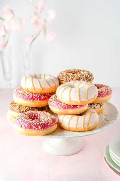 Geassorteerde Geglazuurde Donuts Een Roze Achtergrond — Stockfoto