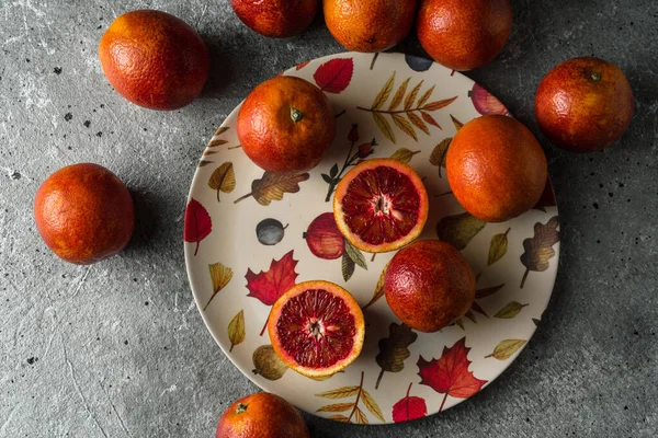 Laranja Siciliana Vermelha Uma Placa Colorida Fundo Concreto — Fotografia de Stock