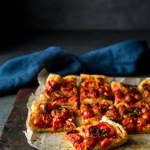 Gebakken pizza met kaas en tomaten