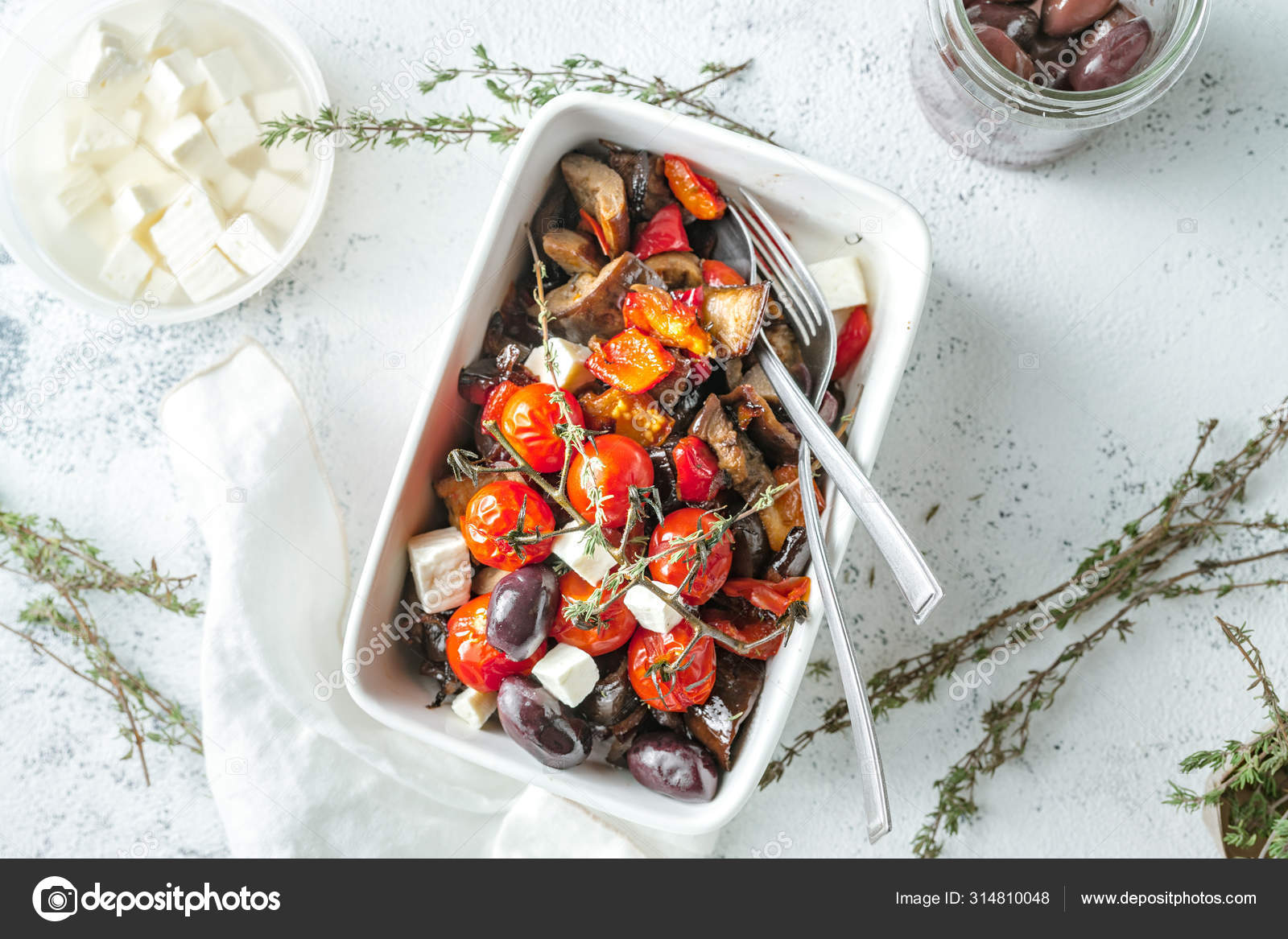 Ensalada Con Verduras Horno Queso Tazón: fotografía de stock ©  AlbinaBougartchev #314810048 | Depositphotos