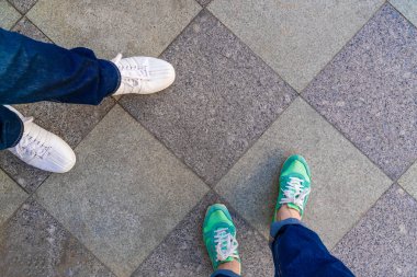 Asfalttaki erkek ve kadın ayakkabıları