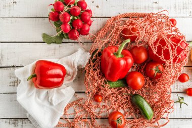 Tahta arka planda taze kırmızı domates ve biber.