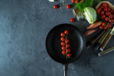 Taze sebzeler ve koyu arkaplanda kızartma tavası