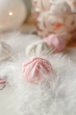 Pastel renkli arkaplanda kremalı kurabiyeler