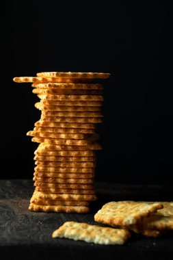 Kraker yığını koyu bir arkaplanda