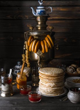 Rus usulü çay seti, arka planda krep var.