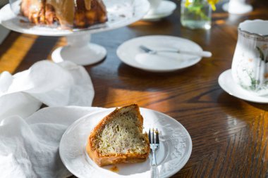 Kek ve çayla kahvaltı masası.