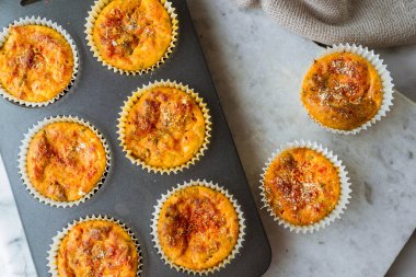 Ev yapımı sucuk ve mısır unu mini turtaları.