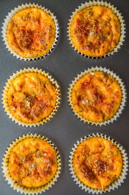 Ev yapımı sucuk ve mısır unu mini turtaları.