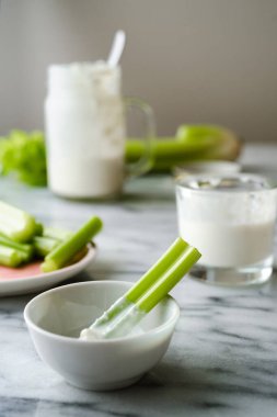 Kereviz çubukları ve yoğurt sosu.