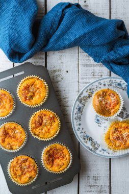 Ev yapımı sucuk ve mısır unu mini turtaları.