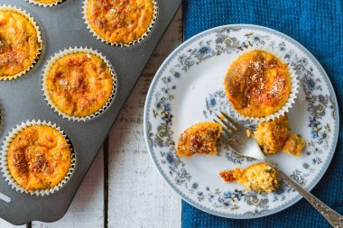 Ev yapımı sucuk ve mısır unu mini turtaları.