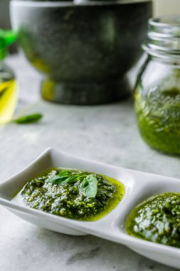 Ev yapımı yeşil pesto, yakın çekim.