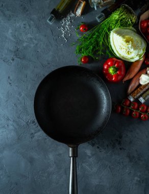 Taze sebzeler ve koyu arkaplanda kızartma tavası