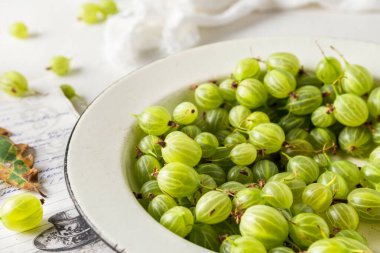 Beyaz tabakta yeşil bektaşi üzümü