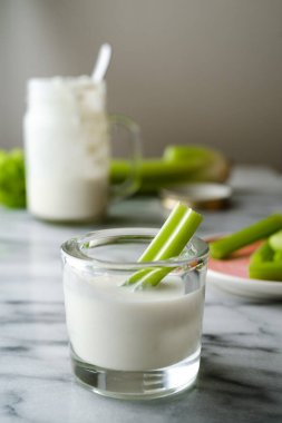 Kereviz çubukları ve yoğurt sosu.