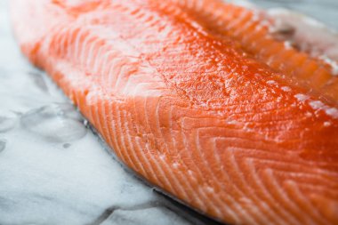 Mermer yüzeyde çiğ somon filetosu. 