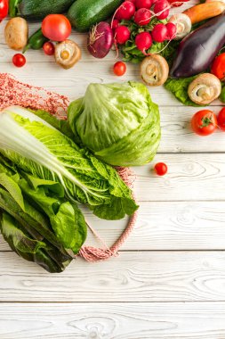ahşap arka plan üzerinde taze çiğ sebze