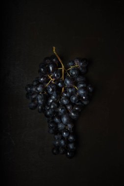 Olgun üzümler koyu arkaplanda