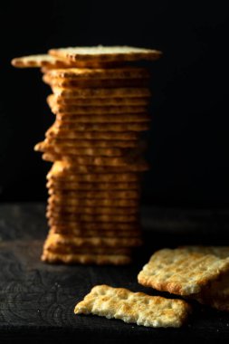 Kraker yığını koyu bir arkaplanda