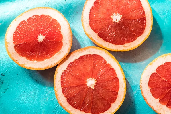 Fatias Toranja Vermelha Fundo Azul — Fotografia de Stock