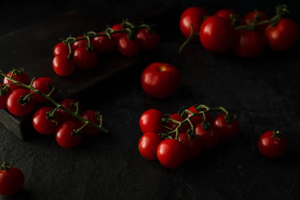 Tomates Cereja Fundo Escuro — Fotografia de Stock