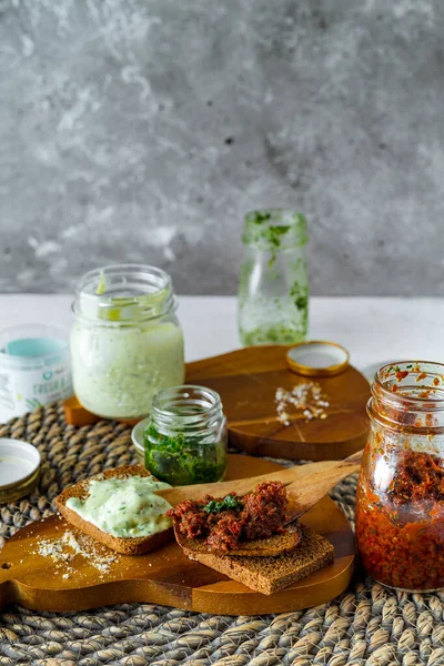 Varietà Verdure Fatte Casa Salse Fette Pane Segale — Foto stock gratuita