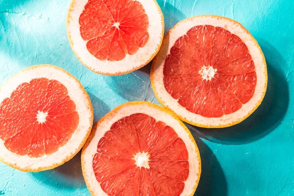 Fatias Toranja Vermelha Fundo Azul — Fotografia de Stock