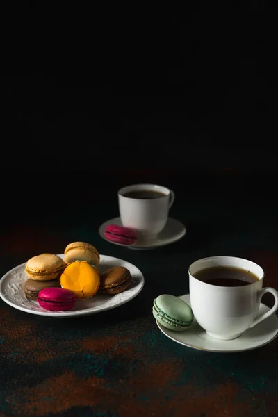 Kaffee Und Kekse Auf Dunklem Hintergrund — Stockfoto