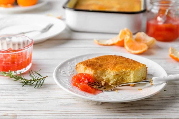 Torta Sêmola Doce Com Molho Cítrico — Fotografia de Stock