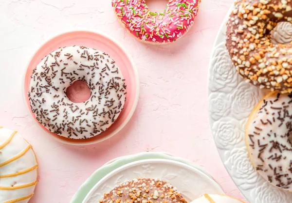 Verschiedene Glasierte Donuts Auf Rosa Hintergrund — Stockfoto