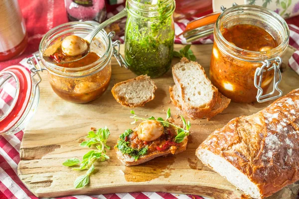 Piemonte Marinerade Vaktelägg Glasburk Och Bröd Träskiva — Stockfoto