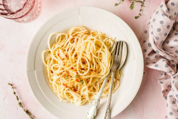 Espaguetis Carbonara Con Salsa Tomate Albahaca — Foto de Stock